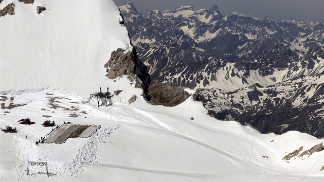 Pracovníci pikrývají ledovec na nejvyí hoe Nmecka Zugspitze. Speciální folie mají zabránit tání ledovce bhem letní sezony.