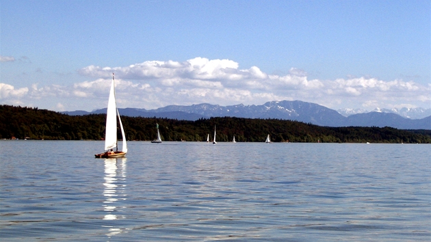 Starnbergské jezero s Alpami v pozadí Starnbergské jezero s Alpami v pozadí