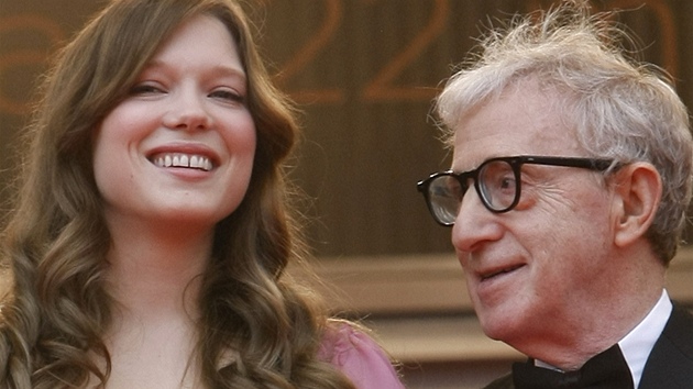 Cannes 2011 - Woody Allen a Léa Seydouxová na premiée filmu Plnoc v Paíi...