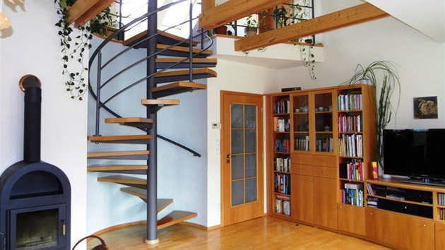 Dominantou bytu je obývací pokoj s interiérovým toitým schoditm do podkroví.