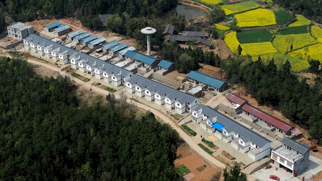 Na fotografiích jsou oblasti v provincii S'-chuan na jihozápad íny zasaené v roce 2008 niivou katastrofou. Vekeré rodinné i bytové domy jsou nov postavené.
