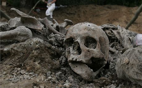 Odkrývání hromadného hrobu u Srebrenice v roce 2007