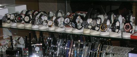 Falené luxusní hodinky a kuliková pera