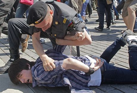 Ruský policista zatýká jednoho z úastník pochodu za práva homosexuál