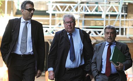 Bývalý ministr Elliot Morley (uprosted) pichází k londýnskému soudu. (20. kvtna 2011)