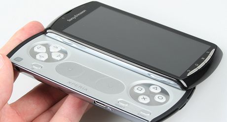 Recenze SE Xperia Play telo