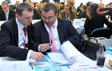 Vít Bárta (vlevo) a Josef Dobe na volební konferenci VV v Hradci Králové (28. kvtna 2011)