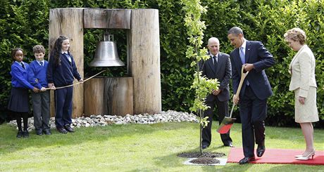 Barack Obama sází v Irsku strom. Vpravo postává irská prezidentka Mary McAleeseová.