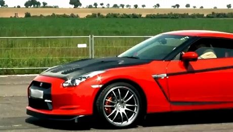 Jeden z voz Nissan GT-R, jejich majitelé se zúastnili srazu v Panenském Týnci.