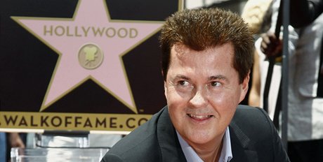 Simon Fuller u své hvzdy na hollywoodském chodníku slávy (Los Angeles, 23. kvtna 2011)