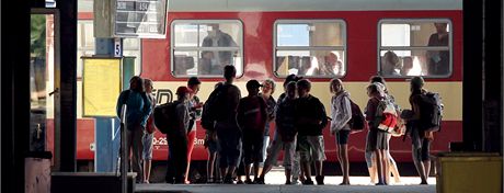 Cestujícím, kteí vlakem cestují napíklad do práce, zkomplikují výluky na trati mezi Prahou a Kolínem ivot. (Ilustraní snímek)
