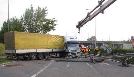 Kamion po nehod zablokoval ást Místecké ulice v Ostrav.