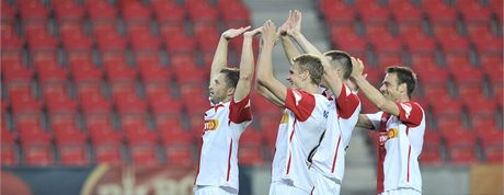 DKOVAKA DO PRÁZDNA. Fotbalisté Slavie po vítzství nad Píbramí své píznivce jen kdesi tuí. Zápas se hrál ped uzaveným hleditm.