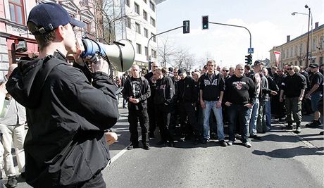 Zatím poslední demonstrace neonacist v Perov v dubnu 2009 se zvrhla v bitky s policií. Nkteí úastníci byli navíc vyzbrojeni dlaebními kostkami i zápalnými lahvemi.