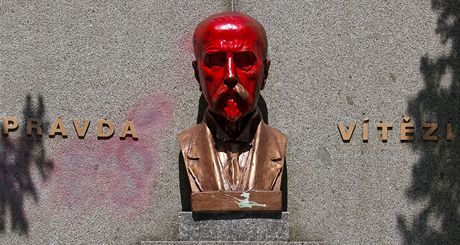 Poniená busta T. G. Masaryka v Bystanech na Teplicku
