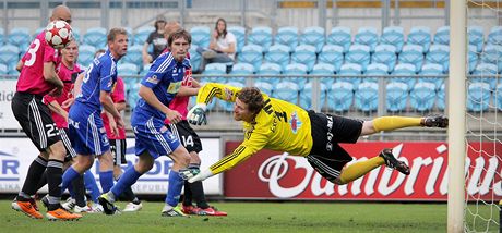 LETÍCÍ BRANKÁ. Olomoucký gólman Martin Blaha plachtí vzduchem a snaí se zasáhnout letící mí.