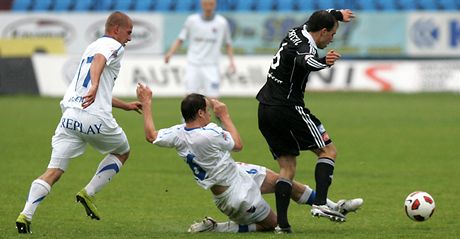 DO SKLUZU. Ostravský fotbalista Zdenk enkeík zastavuje akci píbramského protihráe Daniela Tarczala. 