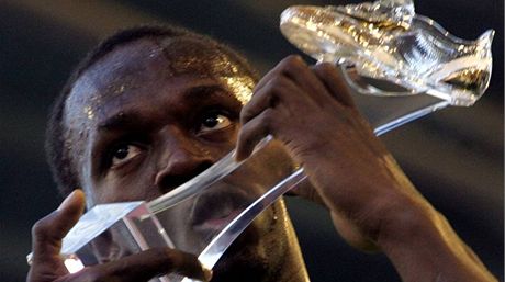 Jamajský sprinter Usain Bolt na Zlaté trete s trofejí pro vítze. 