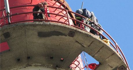 Policisté ve spolupráci s hasii zachraovali sebevraha, který chtl skoil z 63 metr vysokého komína v Touimi.