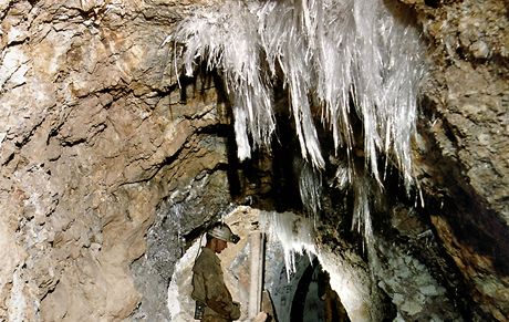 Jan Albrecht v jedn z jeskyn na Slovensku.