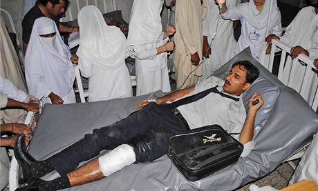 V péávárské nemocnici oetují Pákistánce, který byl zranný pi výbuchu nastraené bomby (20. kvtna 2011)