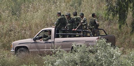Písluníci syrské armády proesávají krajinu a pátrají po rebelech, kteí demonstrují proti reimu
