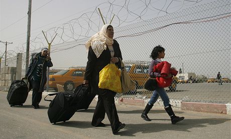 Palestinci z pásma Gazy pekraují pechod v Rafáhu na hranici s Egyptem