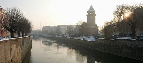 Tok eky Moravy v seku mostu v Komenskho ulici (z pohledu fotografie) po most v Masarykov ulici. V dal etap protipovodov ochrany msta Olomouce se pot s vybudovnm nplavek na obou bezch eky.