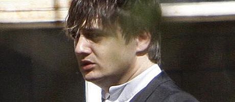 Loni dostal Pete Doherty plroní trest za drení kokainu.