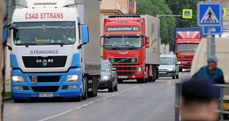 Takto protestovali dopravci na konci dubna 2009 proti nedodreným slevám na mýtné. Nyní uvaují o nových blokádách.