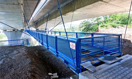 Lávka pro cyklisty, která vede sedmnáct metr nad zemí, je stále zavená, chybí toti nájezdové rampy.