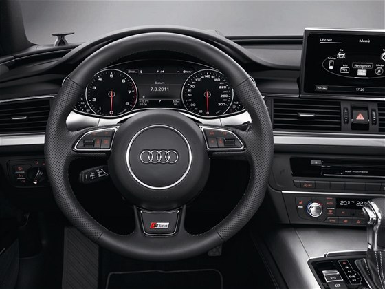 Klakson se u Audi tradin poutí stlaením stedu volantu.