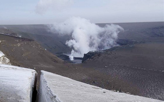 Vulkán Grímsvötn se ukliduje, z kráteru u stoupá jen pára (25. kvtna 2011)