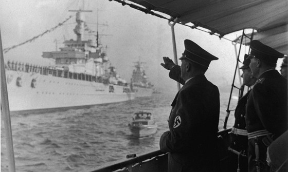 Adolf Hitler zdraví chloubu Kriegsmarine, bitevní lo Bismarck