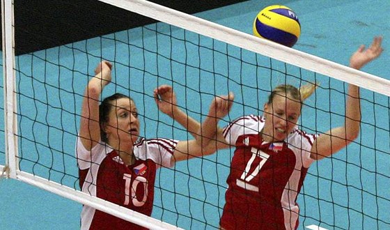 eské volejbalistky árka Kubínová (vlevo) a Ivana Plchotová v kvalifikaním
