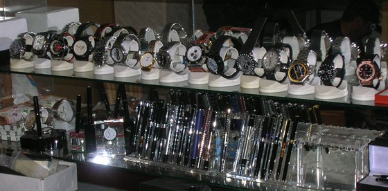 Falené luxusní hodinky a kuliková pera