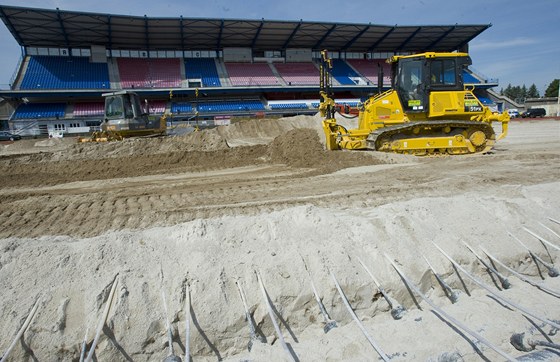 Bhem dvou zmizel ze stadionu trávník