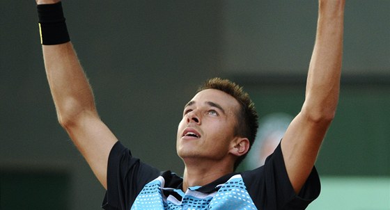 Luká Rosol slaví na Roland Garros triumf nad osmým hráem svta Jürgenem Melzerem.