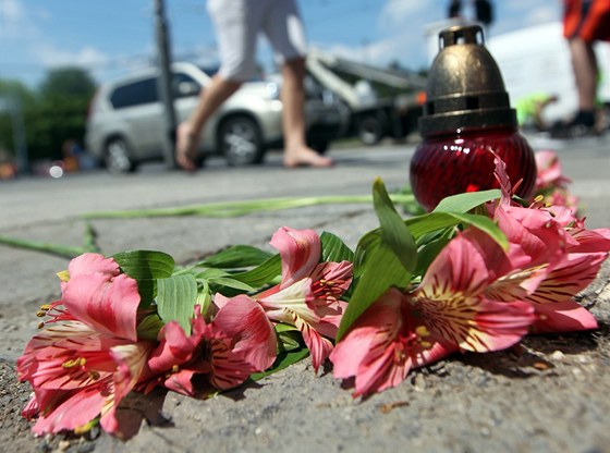 Na míst tragické sráky trolejbusu a tramvaje v Brn na kiovatce ulic Lesnická a Provazníkova se objevily kvtiny i svíky.