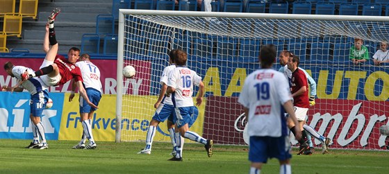 AKROBATICKÝ KOP. Sparanský útoník Tomá Pekhart trefuje ve vzduchu mí nkami v zápase proti Ústí nad Labem.