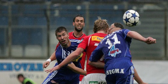 VAVA. Do souboje o mí se poutí tvreice hrá, nejdále k nmu mají olomoucký ultes (vlevo) a plzeský Brezinský.