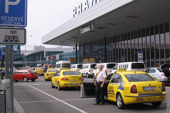 Taxiky na letiti ron vyuijí tyi miliony cestujících. Ilustraní foto.