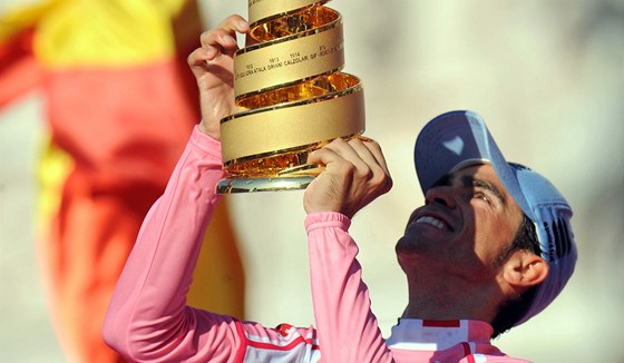 Alberto Contador pevzal trofej pro vítze Gira