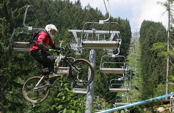 Biker v areálu na umavském piáku.