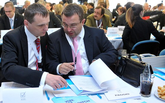 Vít Bárta (vlevo) a Josef Dobe na volební konferenci VV v Hradci Králové (28. kvtna 2011)