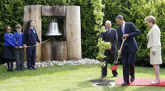 Barack Obama sází v Irsku strom. Vpravo postává irská prezidentka Mary McAleeseová.