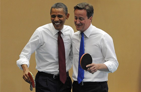 Britský premiér Cameron si v roce 2011 s Obamou zapinkal a pak mu daroval pingpongový stl.
