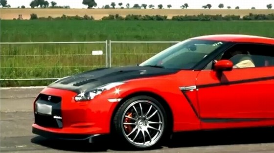 Jeden z voz Nissan GT-R, jejich majitelé se zúastnili srazu v Panenském Týnci.