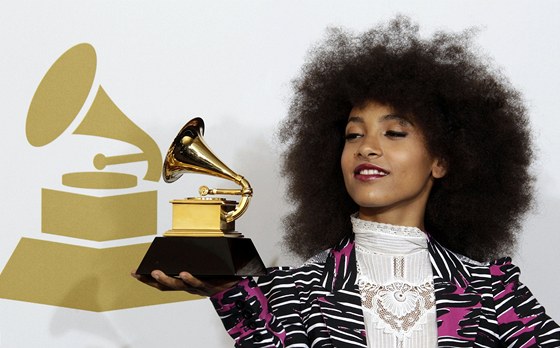 Esperanza Spaldingová s cenou Grammy (Los Angeles, 13. únor 2011)