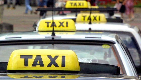 Karlovartí radní chtjí prosadit, aby mla auta taxislueb ceníky vylepené pímo na kapot. (ilustraní foto)